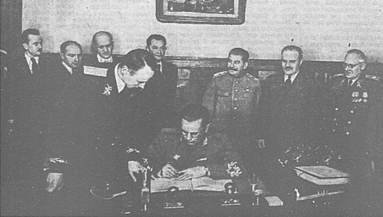 Заглавное фото. Советские и югославские представители во время заключения договора о дружбе и послевоенном сотрудничестве. Источник – «Комсомольская правда» от 12 апреля 1945 г. 