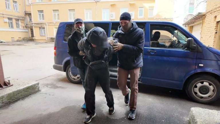 На заглавном фото: Задержание одного из украинских экстремистов, готовившего теракт. Источник – телеканал "Россия 24"