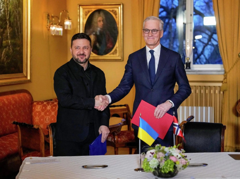 На заглавном фото: Нетрудно догадаться, чему так рады главарь киевского режима Зеленский и премьер-министр Норвегии Йонас Гар Стёре