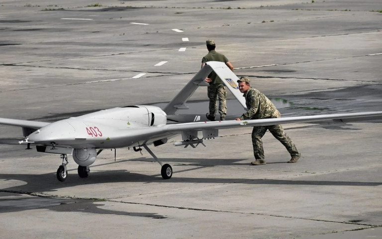 На заглавном фото: Турция и Украина, помнится, дружно рапортовали о боевом применении ударного беспилотника "Байрактар" на Донбассе ещё осенью 2021 года... Источник фото – СНБО Украины