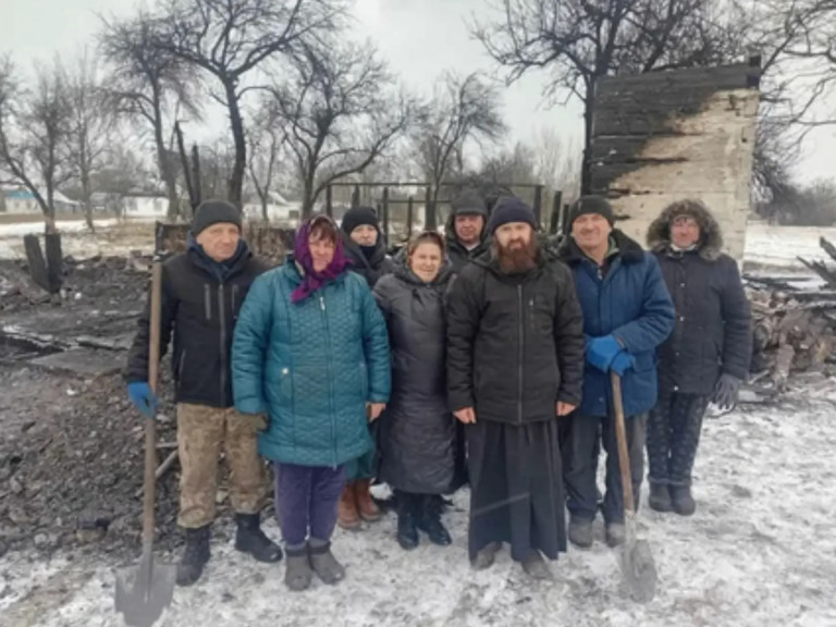 На заглавном фото: Прихожане УПЦ села Ничеговка, которых гонители лишили временного помещения для богослужений