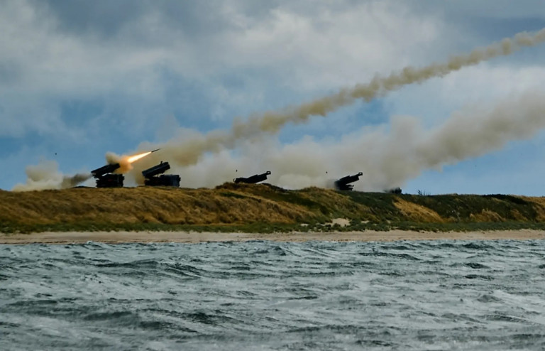 На заглавном снимке: Совместные стрельбы датской РЗСО PULS и польской HIMARS на острове Борнхольм в рамках учений Baltic Shield 2026