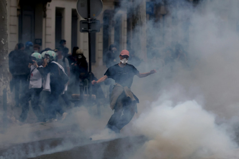 Заглавное фото: Применение слезоточивого газа против протестующих в Париже / Tom Nicholson / Getty Images