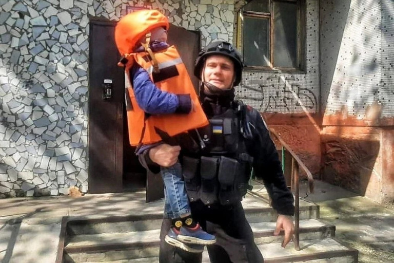 Украина вывозит насильно вывозит детей из Славянска