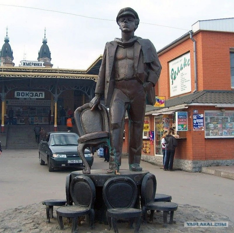 На заглавном фото. Автор памятника в Жмеринке очень уж хотел увековечить Бандеру, но пришлось ваять Бендера...