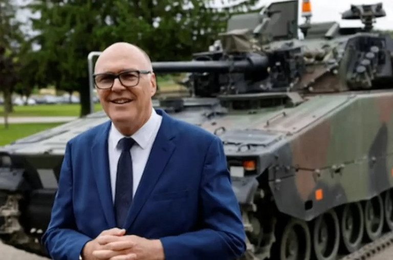 На заглавном фото: Швейцария всё дальше и дальше от нейтралитета...