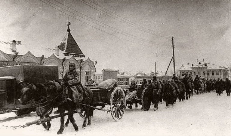 Заглавное фото. Советские части вступают в освобождённый Малоярославец