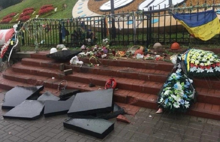 На заглавном фото: Уличный "мемориал" быстро превратился в уродливое зрелище, теперь главари киевского режима замахнулись на целый музей...