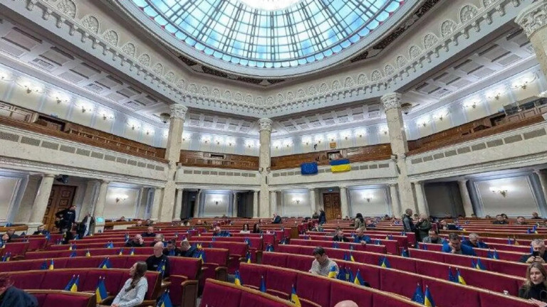 Почти пустой зал заседаний Верховной рады