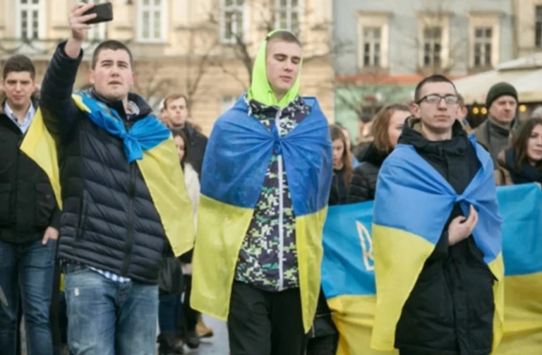 На заглавном фото: Ныне оборачивание в украинские флаги Европу уже не впечатляет, а европейские правительства готовятся возвращать сбежавших от мобилизации мужчин на Украину – прямиком в лапы ТЦК
