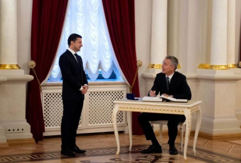 Зеленский стоит навытяжку перед Генеральным секретарём НАТО