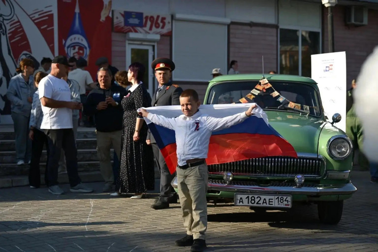 На заглавном фото: "Хорошая идея — связать голосование с историей страны и региона. Человек приходит на участок сделать свой выбор и одновременно видит, что сегодняшний день тоже становится частью общего пути Херсонщины", – отметил губернатор края Владимир Сальдо, побывав на избирательном участке №88 в Геническе