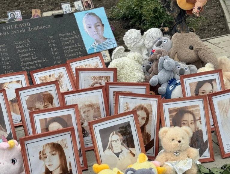 На заглавном фото: Портреты убитых ВСУ в Старобельске девушек и юношей на донецкой Аллее Ангелов