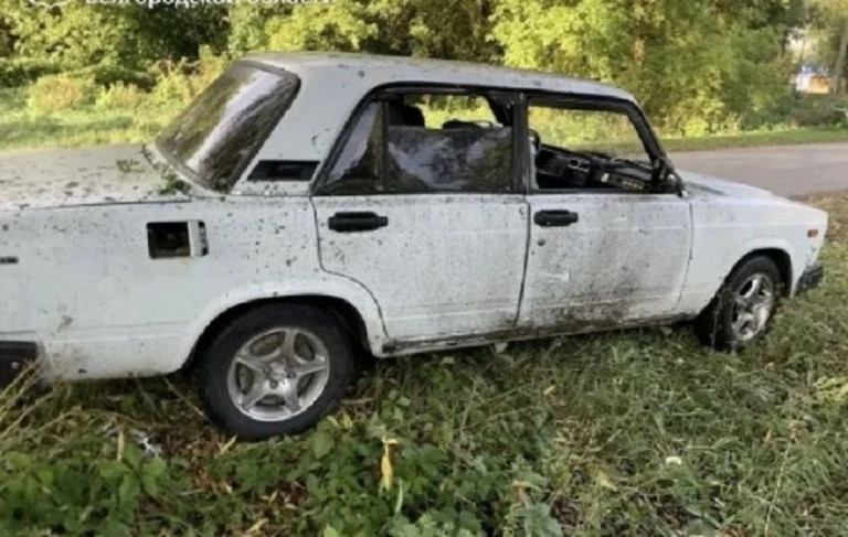 На заглавном фото: Последствия удара ВСУ по гражданскому автомобилю в Селе Сурково Белгородской области (Источник – Оперштаб Белгородской области)