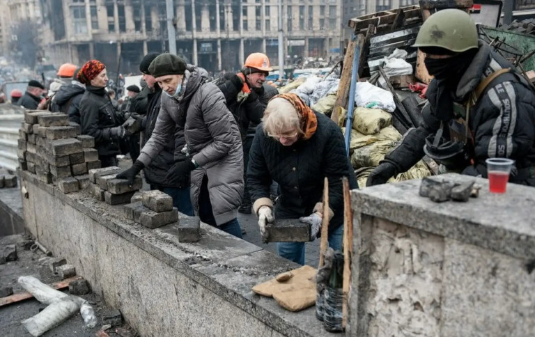 Заглавное фото: Украинцы на майдане в 2014 году наскакали себе «достойную старость»