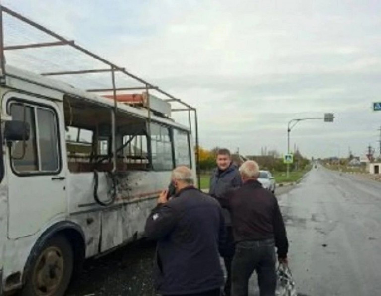 На заглавном фото: Последствия удара ВСУ по рейсовому пассажирскому автобусу в Шебекино Белгородской области (Источник – Донбасс решает).   