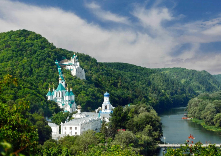 На заглавном фото: Святогорская лавра, источник – официальный сайт Донецкой епархии РПЦ