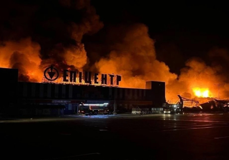 Горит гипермаркет «Эпицентр» в Сумах