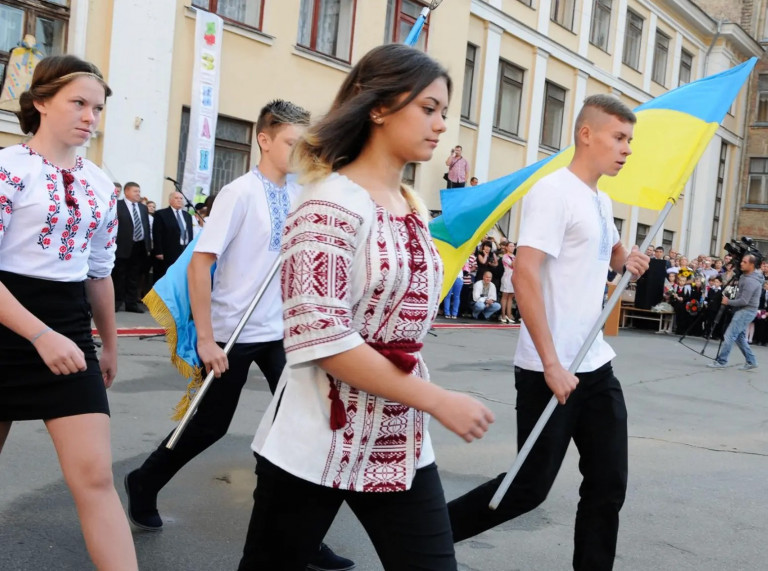 На заглавном фото: Главное для украинского школьника – носить вышиванку