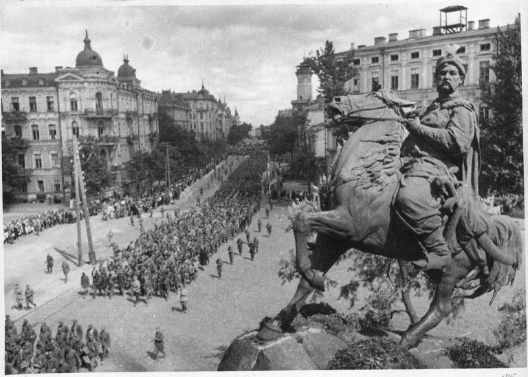 Шествие гитлеровцев возле памятника Богдану Хмельницкого 16 августа 1944 года