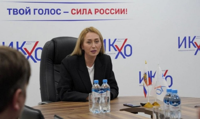 На заглавном фото: Брифинг по итогам досрочных выборов в Госдуму РФ в Херсонской области. (Источник – сайт губернатора Владимира Сальдо).