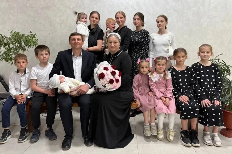 На заглавном фото: Семья Колотун, снимок из семейного архива. Ещё все живы…
