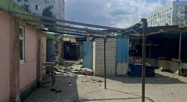 На заглавном фото: Последствия атаки по рынку в Энергодаре вечером 6 сентября (источник – Родион Мирошник).  