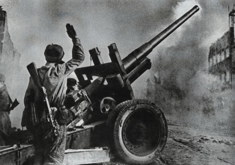 Заглавное фото. Советские артиллеристы ведут огонь из 122-мм гаубицы А-19 на улице Данцига