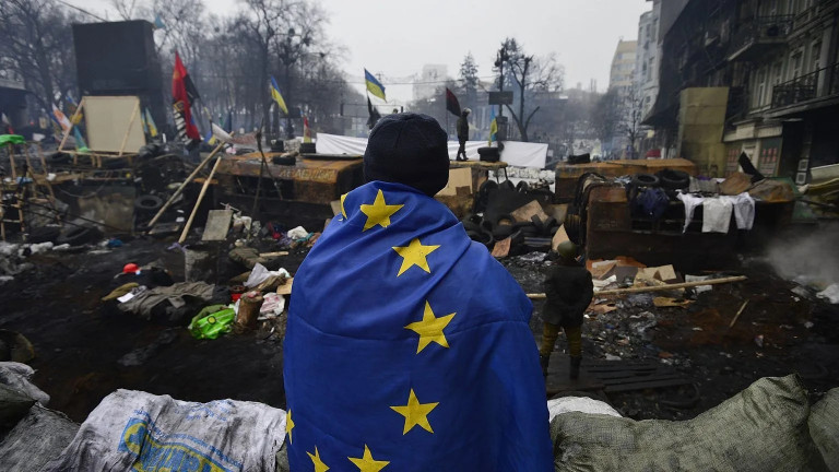 На заглавном фото: "Евромайдан" был для Украины "морковкой для осла". После этого количество "морковок" умножалось, а осёл оставался ослом...