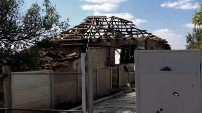 На заглавном фото: Последствия удара по частному дому в Успенке Лутугинского района ЛНР (Источник – скриншот с канала «Луганск 24»).