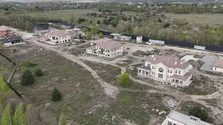 На заглавном фото: Те самые золотые "хатынки" на кладбищенской землице...