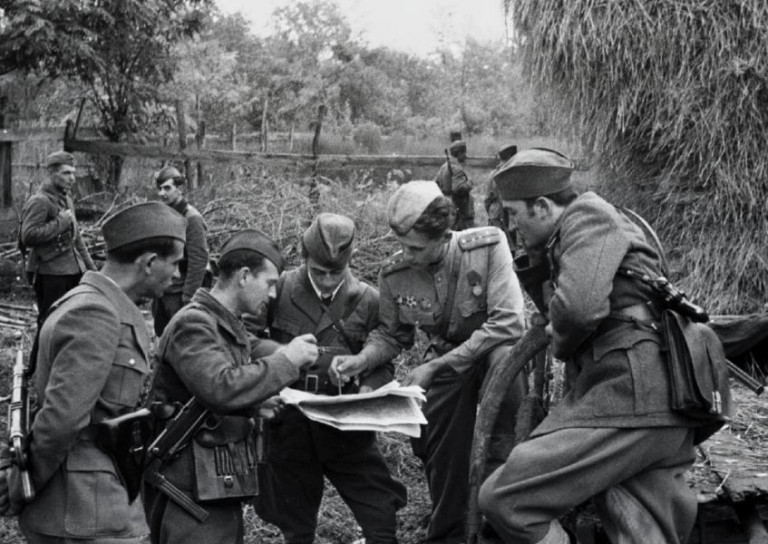 Заглавное фото. Советские и болгарские военнослужащие координируют наступление на немецкие позиции