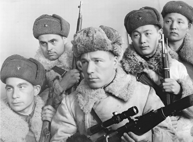 Заглавное фото. Снайпер Ратаев (в центре) и его боевые товарищи