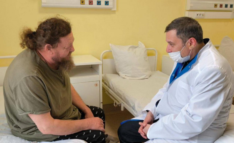 На заглавном фото: Губернатор Курской области Александр Хинштейн навестил протоиерея Евгения Шестопалова в больнице