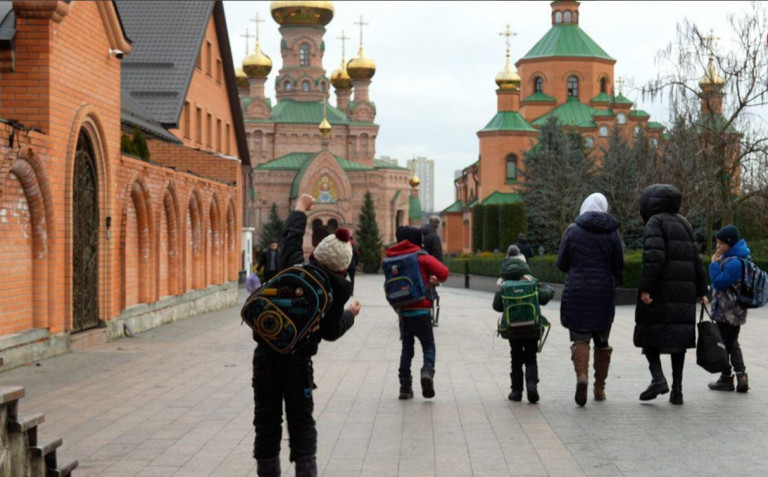 Заглавное фото: Дети идут в школу на территории Голосеевского монастыря в Киеве