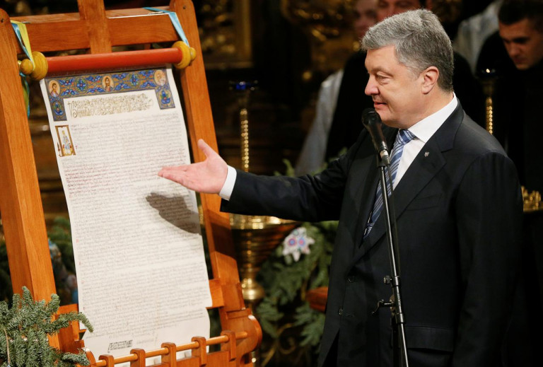 На заглавном фото: Порошенко и пресловутый томос
