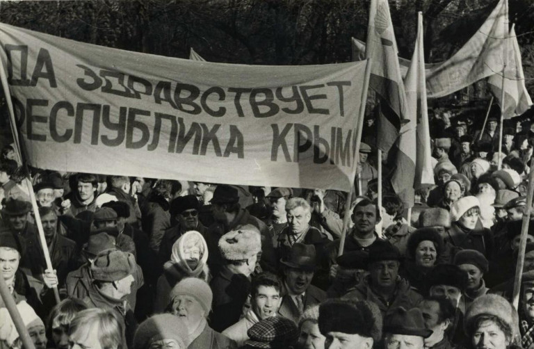 Заглавное фото. Митинг жителей Крыма, выступающих за проведение референдума об автономии