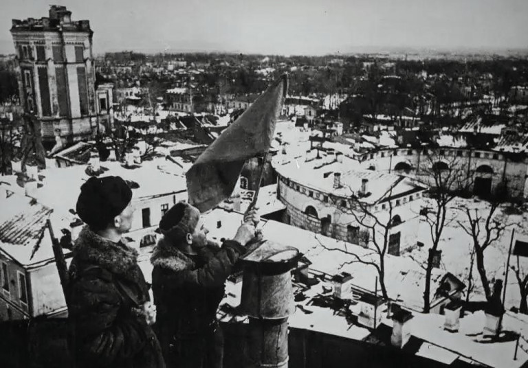 Заглавное фото. Советские бойцы водружают красный флаг в Пушкине