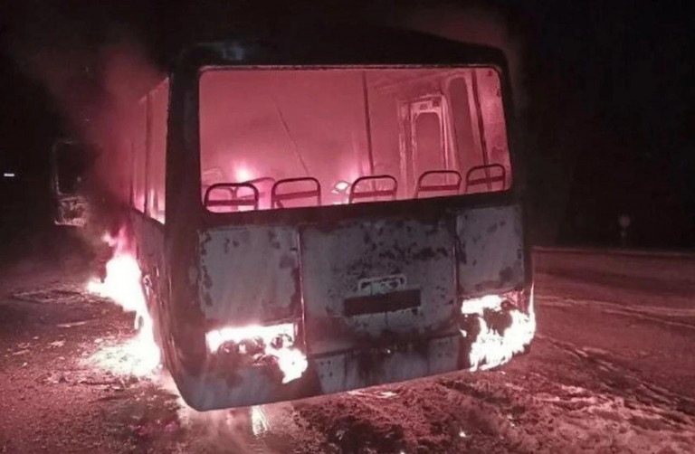 На заглавном фото: Служебный автобус, атакованный вражеским БПЛА на участке автодороги Головчино – Масычево Грайворонского округа Белгородской области.