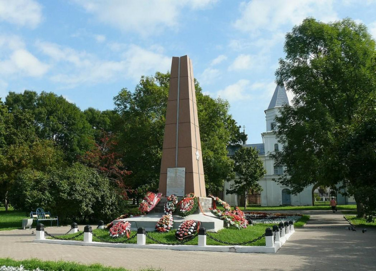 Заглавное фото. Обелиск в центре Ярославова дворища, посвящённый подвигу трёх бойцов 299-го стрелкового полка 225-й стрелковой дивизии