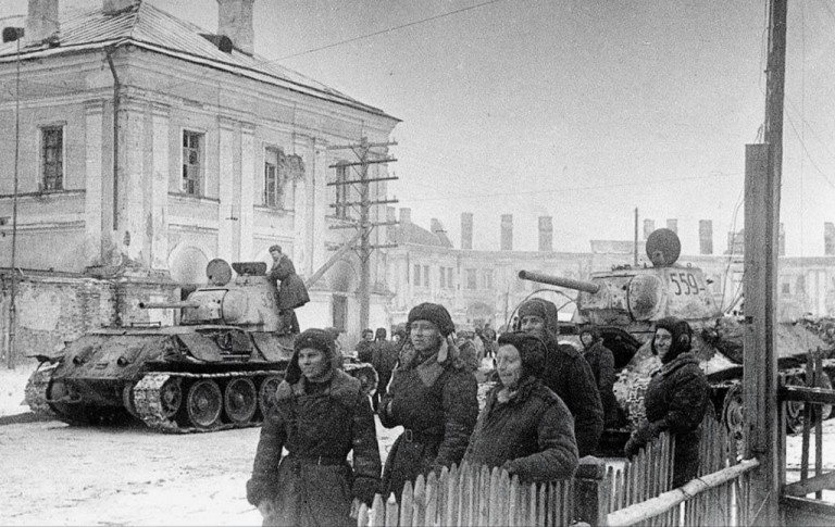 Заглавное фото. Танкисты 222-го танкового полка 2-й ударной армии Ленинградского фронта на проспекте Карла Маркса в освобожденном Кингисеппе.
