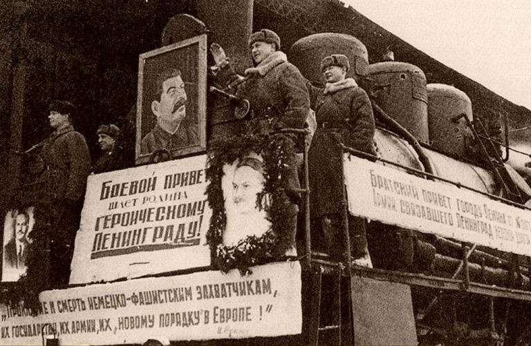 Заглавное фото. Первый поезд, прибывший по «Дороге Победы» в  блокадный Ленинград