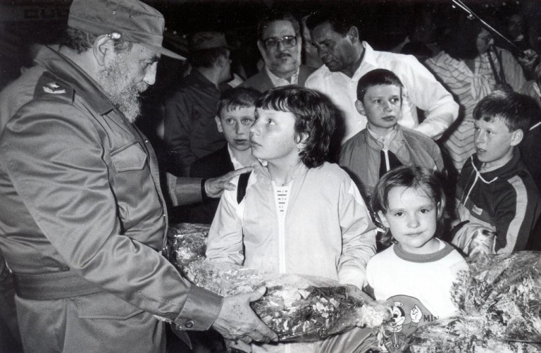 Заглавное фото: Фидель Кастро лично встречал самолёты с украинскими детьми