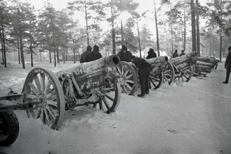 Заглавное фото. Красноармейцы осматривают орудия, брошенные финнами на линии Маннергейма