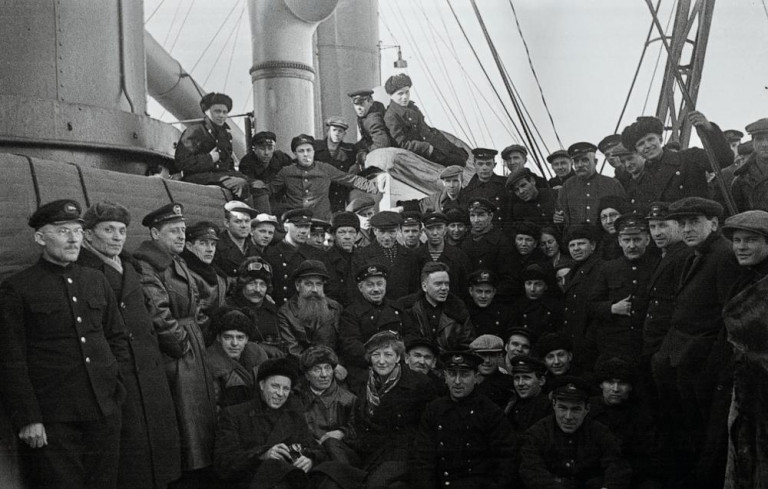 Заглавное фото. Члены экспедиции «Северный полюс-1» с экипажем ледокола, спасшего ученых с разрушающейся льдины