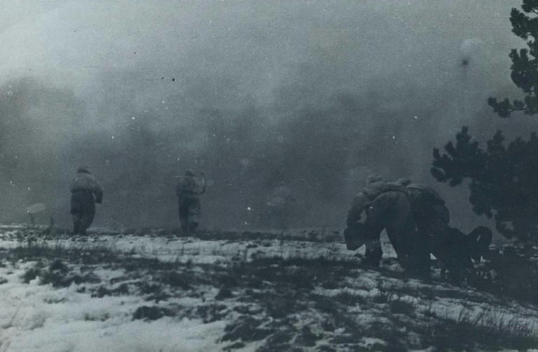 Заглавное фото. Гвардейцы идут в наступление под прикрытием дымовой завесы в районе города Рогачёва (из фондов БГМИВОВ)